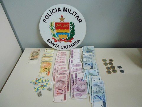 grupo-e-detido-em-operacao-em-tubarao-1 No bolso do adolescente havia duas buchas de maconha, 28 pedras de crack e R$ 341,00 em dinheiro. Foto: Polícia Militar de Tubarão/Divulgação/Notisul