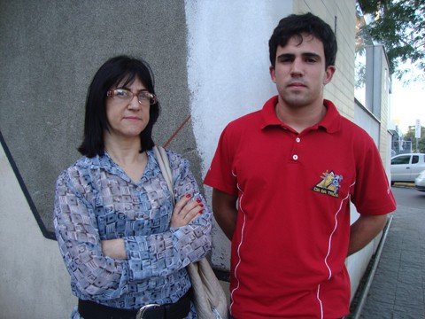 horario-eleitoral-comeca-a-ser-definido-1 O serralheiro Raphael Porto Mendes, 19 anos, e a sua mãe, a doméstica Audeni de Vargas Porto, não assistem nem ouvem a propaganda eleitoral.