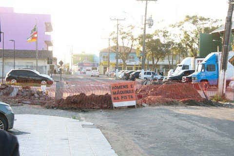 inicia-a-pavimentacao-no-centro-historico-1 Obras modificaram o trânsito no Centro Histórico. Os motoristas e pedestres devem prestar atenção para a nova sinalização temporária - Foto:Prefeitura de Laguna/Divulgação/Notisul