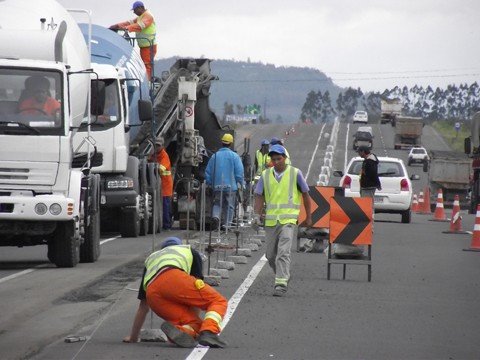 instalacao-de-barreiras-e-realizada-1 Serviço prossegue nos próximos dias dentro das condições climáticas. Motoristas devem atentar ao passar pelo trecho, já que o trabalho é feito sobre as pistas. Local está bem sinalizado - Foto:Muriel Albonico/Esga-Dnit/Notisul
