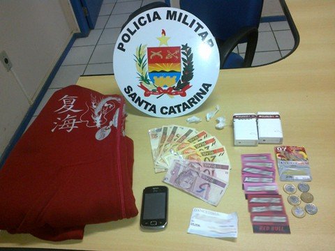 jovens-sao-detidos-no-vale-1 Além das drogas, os policiais encontraram R$ 279,00 em dinheiro com os acusados. Foto: Polícia Militar de Braço do Norte/Notisul