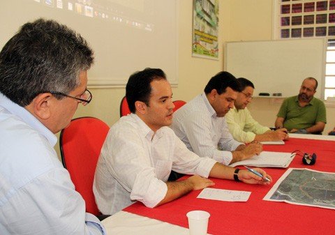 obra-so-em-2013-1 O secretário estadual de planejamento, Filipe Mello (o segundo da esquerda para a direita), reuniu-se ontem com representantes da secretaria de desenvolvimento regional em Tubarão, da Cidasc e do Comitê da Bacia Hidrográfica para discutir a dragagem
