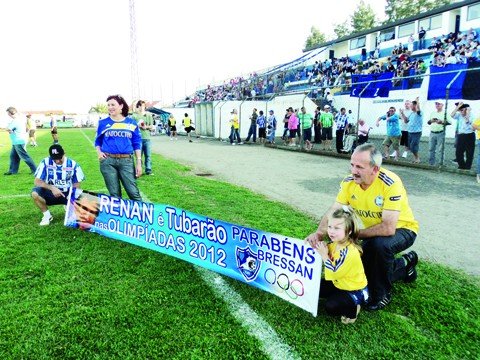 orgulho-da-cidade-azul-1 Pais de Renan receberam a faixa em homenagem ao atleta - Foto:Atlético Tubarão/Notisul