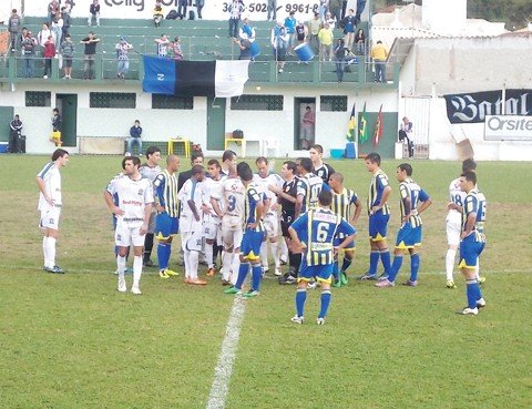 peixe-perde-em-jogo-de-tres-horas-1 Jogo foi paralisado por quase uma hora no segundo tempo. Foto: Eduardo Ventura/Divulgação/Notisul