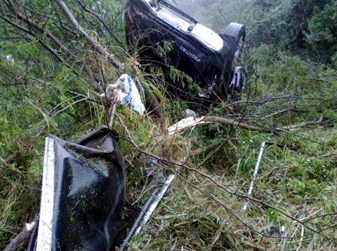 pista-molhada-cuidado-redobrado-1 O uso do cinto de segurança foi o que protegeu o motorista. O veículo, ao capotar e cair em um barranco, bateu em várias árvores. Foto: Bombeiros Voluntários de Jaguaruna/Notisul