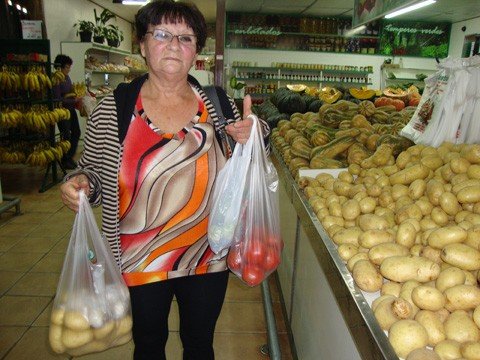 producao-cai-preco-sobe-1 A queda na produtividade agrícola no país já reflete no preço das frutas, verduras e legumes. Dona Marlene quem o diga. Hoje ela gasta pelo menos R$ 15,00 por semana para comprar o básico. “Está tudo caro”, reclama a dona de casa