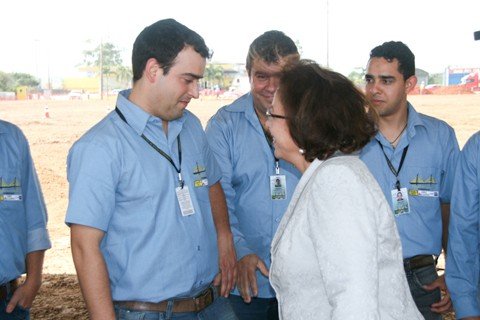 recursos-e-licitacoes-assegurados-1 Ao chegar no canteiro de obras da ponte de Anita Garibaldi, a ministra de relações institucionais, Ideli Salvatti, foi recebida pelos funcionários da empresa Camargo Corrêa. Foto: Prefeitura de Laguna/Divulgação/Notisul