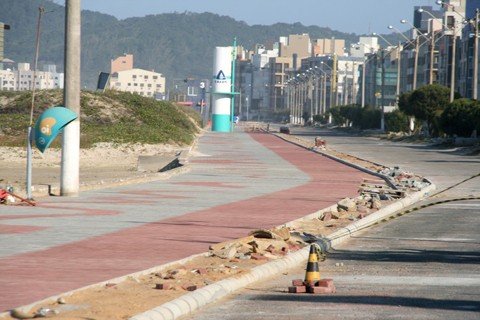 repavimentacao-esta-85-concluida-1 Na região dos Molhes até o elevado da Casan, a rede de drenagem já está implantada, assim como o paver e as calçadas. Agora o serviço segue em direção ao Iró - Foto:Prefeitura de Laguna/Notisul
