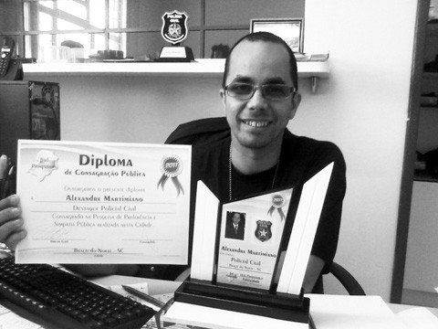 saimos-de-casa-sem-saber-se-voltaremos-1 Alexandre ama o que faz. O seu excelente desempenho já lhe rendeu homenagens, como o recebimento de troféus e certificados de destaque