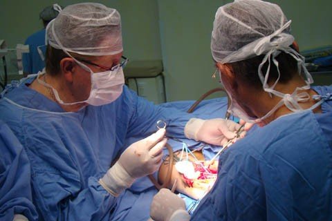 tecnica-inovadora-e-realizada-em-tubarao-1 Técnica desenvolvida pelos médicos Jayme Bertelli e Marcos Ghizoni, só é realizada no HNSC. Esta semana, o sexto paciente foi operado - Foto:Assessoria HNSC/Divulgação/Notisul