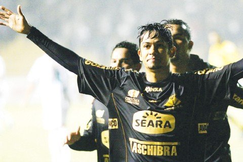 tigre-vence-mais-uma-e-segue-na-ponta-1 Lucca marcou o gol que abriu a vitória do líder. Foto: Fernando Ribeiro/Criciúma E.C./Notisul