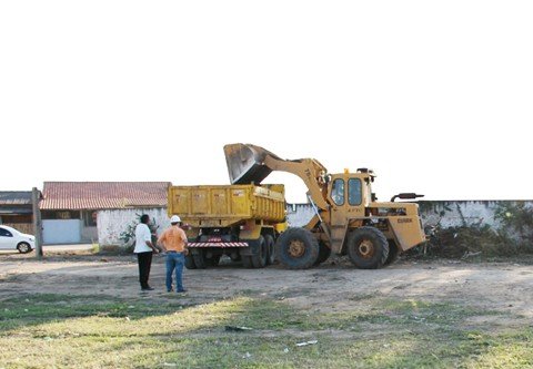 toneladas-de-lixo-sao-recolhidas-1 Profissionais da Ferrovia Tereza Cristina terminaram a limpeza ontem. Agora depende de todos os moradores fazerem a sua parte - Foto:Plantão Assessoria/Divulgação/Notisul