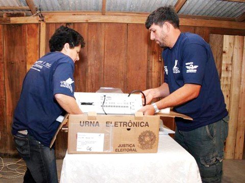 tre-contratara-566-tecnicos-de-urnas-1 Novos profissionais atuarão entre este mês e outubro. Foto: TRE-SC/Divulgação/Notisul