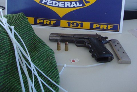 tres-homens-sao-detidos-no-posto-da-prf-1 Os detidos alegaram que portavam a arma para defesa pessoal