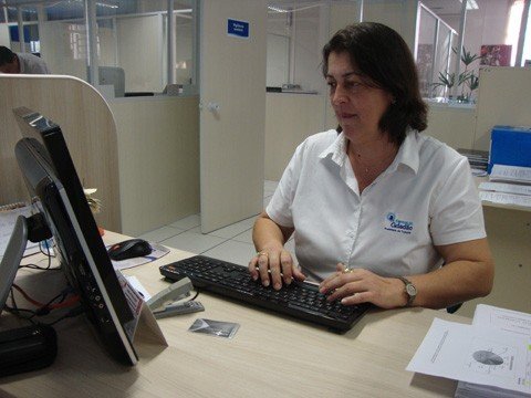 voce-ja-fez-o-seu-1 Auxiliar administrativa da Central do Cidadão, Cilene Gonçalves presta cerca de 100 atendimentos por dia. Quem ainda não fez o seu cartão, deve procurar o local