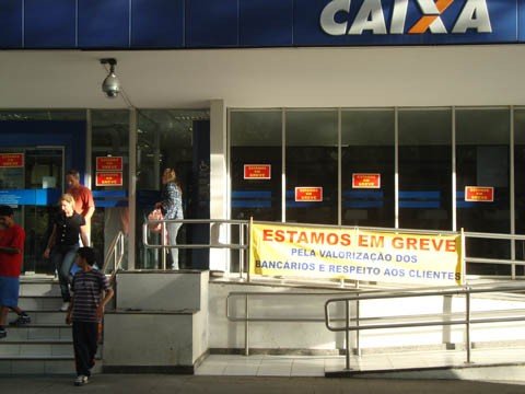 100-das-agencias-fechadas-1 Apesar do atendimento interno nas agências estar afetado, em função da greve, os caixas eletrônicos funcionam normalmente, assim como os serviços pela internet. Outra opção para o cliente são as casas lotéricas