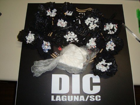 acusado-e-preso-com-cocaina-1 Em cima da cama havia 195 papelotes de cocaína. Um tablete de 190 gramas da droga foi encontrado dentro de uma mala. Foto: DIC de Laguna/Divulgação/Notisul