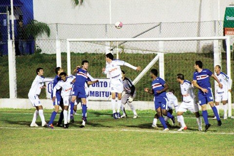 aguia-vence-o-peixe-e-fica-no-g-4-1 Imbituba usou a jogada aérea para confirmar a vitória. Foto: João Batista Coelho Júnior/Divulgação/Notisul