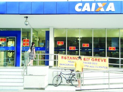 bancarios-discutem-proposta-1 Em Tubarão, a iniciou no dia 18 deste mês e pode terminar hoje. Tudo dependerá do resultado da assembleia nesta manhã