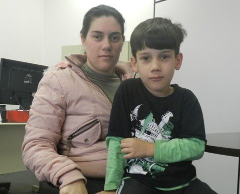 busca-por-atendimento-pode-ser-ardua-1 A costureira Carolina da Silva buscou atendimento para o filho Maruan nesta quarta-feira, mas voltou para casa sem conseguir. Ela pede mais consultas médicas colocadas à disposição da população nos postos de saúde de Tubarão