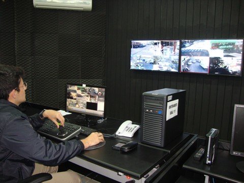 cameras-30-dias-de-funcionamento-1 As imagens das oito câmeras são acompanhadas da Central Regional de Emergência, no batalhão da PM. Cada equipamento gira 360 graus e monitora quatro pontos a partir do local onde estão instaladas.