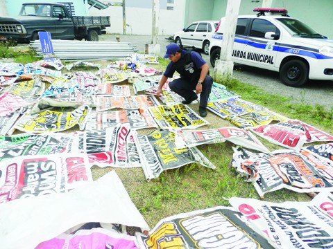 cidade-esta-menos-poluida-visualmente-1 Alguns cartazes são retirados e levados até a secretaria de segurança e trânsito da prefeitura. Outros são colocados diretamente no lixo