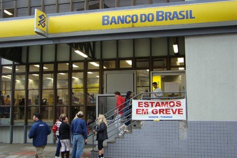 decisao-sai-hoje-1 Caso optem por entrar em greve, amanhã o efetivo das agências já deverá ser menor. No ano passado (foto), na Região Metropolitana de Tubarão, a paralisação foi sólida e durou 18 dias, inclusive com a participação dos colegas da rede privada.