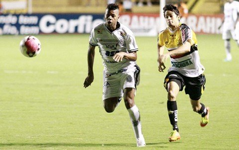 em-casa-tigre-volta-a-vencer-1 Lucca (direita) marcou o segundo do Tigre na vitória por 2 a 1. Foto: Fernando Ribeiro/Criciúma E.C./Notisul