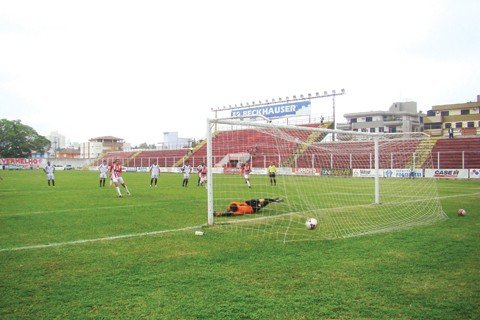 giba-brilha-e-leao-bate-o-caxias-1 Felipe Athirson bateu o pênalti e fez o primeiro gol do Leão na partida.