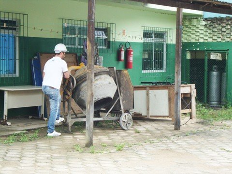 iniciam-os-trabalhos-de-reforma-1 Desde o início desta semana, funcionários da Formigoni trabalham no transporte de equipamentos. Para descarregar os equipamentos maiores, trazidos por caminhões, o muro será parcialmente quebrado.