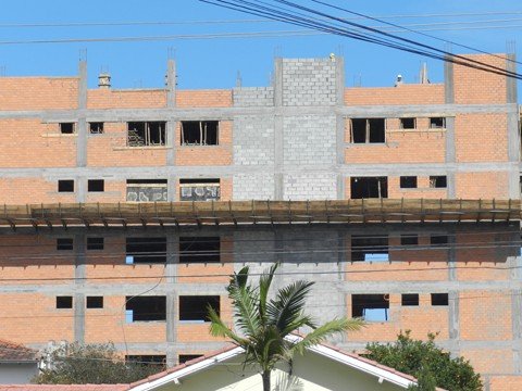 morosidade-engessa-o-setor-1 Hoje, 120 mil metros quadrados estão em obras em Tubarão