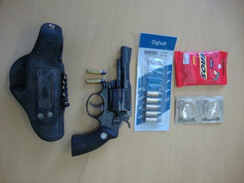 pai-e-condenado-a-25-anos-1 Ele usava a arma para ameaçar a filha e dizia que a mataria e depois tiraria a sua própria vida caso ela contasse para alguém sobre os estupros. Foto: Polícia Militar de Sangão/Divulgação/Notisul