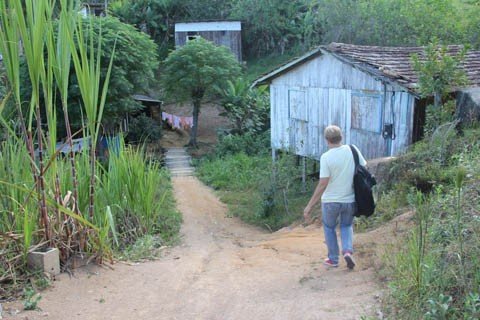 por-enquanto-nada-de-regulamentacao-1 Muitos moradores estão em áreas de risco, já que as casas estão construídas no topo de um morro, onde há várias vertentes e pedras
