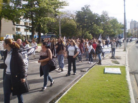 professores-protestam-pelas-ruas-de-tubarao-1 Passeata, ontem, reuniu professores estaduais de Tubarão e região.