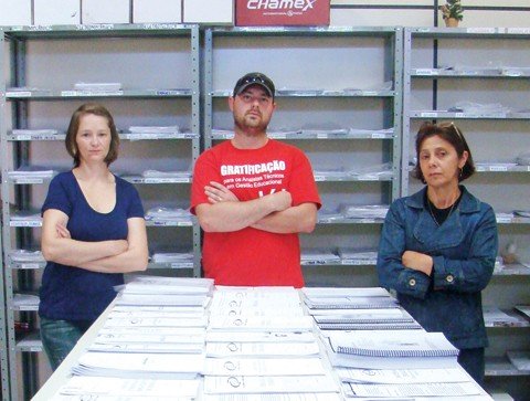 servidores-civis-paralisam-os-trabalhos-1 Servidores administrativos do Centro de Educação Profissional em Tubarão, (Cedup) cruzaram os braços ontem e hoje. A paralisação não tem data para terminar e ocorrerá sempre nestes dias da semana.