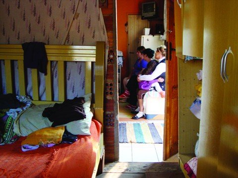 so-quero-dormir-em-paz-1 Nos dois cômodos moram nove pessoas em condições totais de precariedade