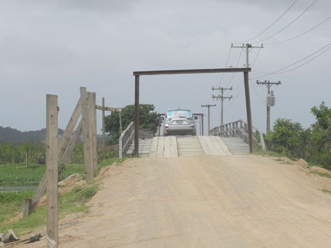 tapumes-da-obra-sao-furtados-1 A empresa vencedora da licitação havia colocado tapumes para cercar o canteiro de obras, porém, as madeiras foram furtadas
