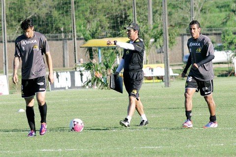 tigre-prepara-se-para-jogo-com-o-crb-1 Comelli orienta o time na preparação para o jogo com o CRB. Foto: Fernando Ribeiro/Criciúma E.C./Notisul