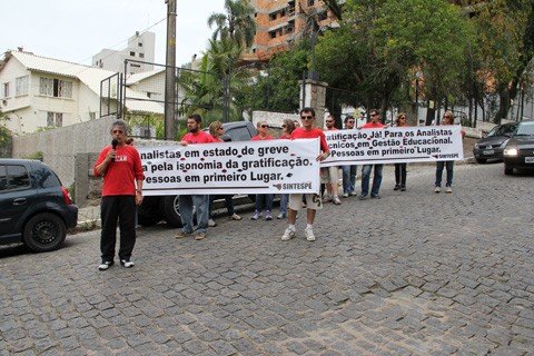 agora-a-greve-e-para-valer-1 Mais de 800 analistas técnicos em gestão de educação de Santa Catarina estão de braços cruzados. A tarde de ontem foi de manifestação em todo o estado