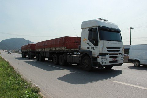 atencao-para-a-restricao-de-trafego-na-br-101-1 Em dias normais, o fluxo é de aproximadamente 16 mil veículos por dia na rodovia. Neste feriado é estimado que 24 mil veículos por dia trafegem pela BR-101. Alguns tipos de veículos de transportes, como bi-trens, não poderão trafegar em alguns horários