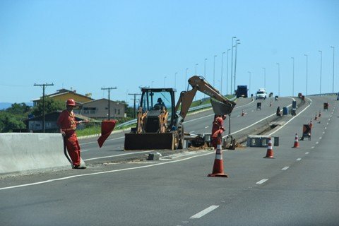 atencao-para-cinco-pontos-em-obras-1 Todos os segmentos em obras complementares e trabalhos de conservação estão sinalizados e identificados. Os motoristas devem reduzir a velocidade Foto:Muriel Albonico/Esga-Dnit/Notisul