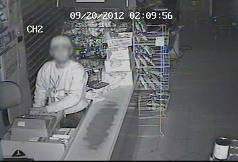 bandido-e-preso-apos-ser-reconhecido-em-imagens-1 O rapaz de 19 anos foi flagrado pelo sistema de videomonitoramento do supermercado. Ele ainda olha fixamente para a câmera enquanto furta o caixa. Foto: Polícia Civil de Braço do Norte/Divulgação/Notisul