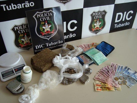 cocaina-e-maconha-sao-apreendidas-1 A cocaína, a maconha e as balanças de precisão foram encontradas em uma residência no bairro Fábio Silva. O dono da casa era pago para guardar as drogas. Foto: DIC de Tubarão/Divulgação/Notisul