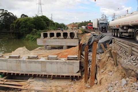 consorcio-vai-instalar-segundo-vao-de-vigas-1 As estruturas estão alocadas próximo à cabeceira norte da ponte - foto:Muriel Albonico/Esga-Dnit/Notisul