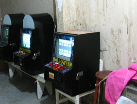denuncia-fecha-mais-uma-propriedade-1 As três máquinas foram encontradas pelos investigadores no piso superior da residência. Foto: DIC de Tubarão/Divulgação/Notisul