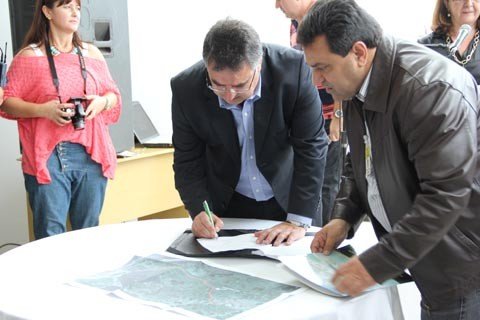 elaboracao-do-projeto-custara-r-14-milhao-1 O gerente regional da Cidasc, Claudemir Souza dos Santos, mostrou ao governador Raimundo Colombo todo o percurso onde será feito o desassoreamento