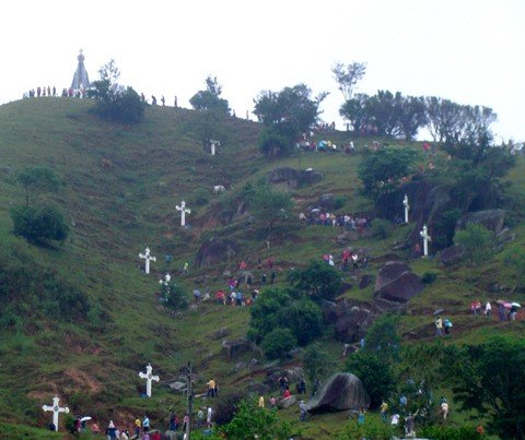 feriado-sera-de-celebracoes-1 Todo os anos fiéis sobem a colina para visitar a imagem de Nossa Senhora Aparecida, um dos maiores monumentos religiosos do Brasil, com 13 metros de altura