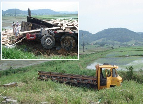 grave-acidente-resulta-em-tres-feridos-1 Com o forte impacto, os dois caminhões saíram da pista e um deles capotou. O Ford Cargo (no detalhe), onde estava Leandro, ficou totalmente destruído. Fotos: Bombeiros Militares de Jaguaruna/Divulgação/Notisul