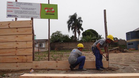inicia-a-obra-do-posto-de-oficinas-1 Os tapumes já demarcam o canteiro de obras do futuro posto de saúde da comunidade - Foto:Denilson Simerman/Prefeitura de Tubarão/Notsiul