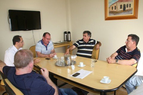 inicia-o-processo-de-transicao-de-governo-1 O primeiro encontro, ocorrido nesta semana no centro administrativo, serviu para detalhar como será feita a transição e governo em Laguna. O clima é de tranquilidade e cortesia entre os grupos políticos - Foto:Prefeitura de Laguna/Divulgação/Notisul